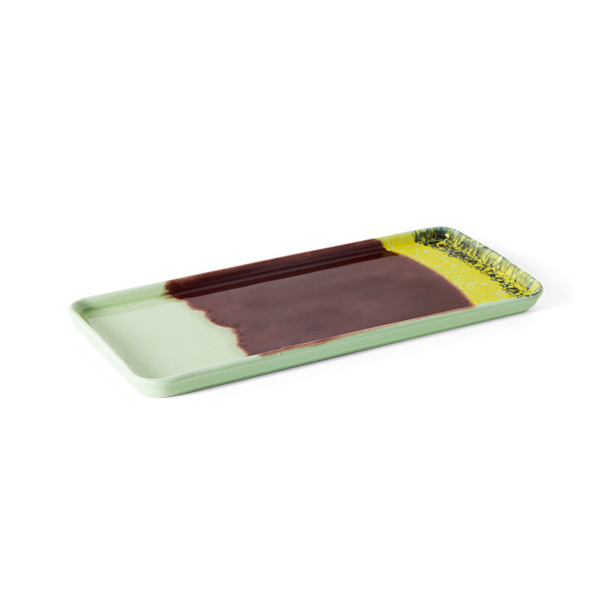 De HK Living 70s Ceramics Cake Schaal Cherry is een rechthoekig dienblad van keramiek met afgeronde hoeken, met een mix van lichtgroene, bruine, gele en zwarte delen en een glanzende afwerking voor een moderne artistieke uitstraling.