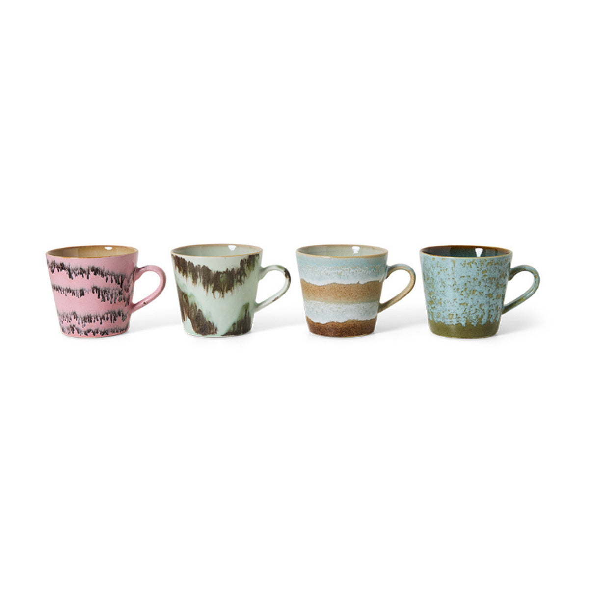De HK Living 70s Ceramics Cappuccinokop Dada 4 st. set van HK Living bestaat uit vier mokken in unieke kleurencombinaties: roze met zwart, groen met bruin, blauw met beige en groen met spikkels, afgebeeld op een witte achtergrond.