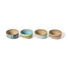 De HK Living 70s Ceramics Dessertkom Impression 4 st. set bestaat uit vier unieke pastelkleurige kommen met een bruine binnenkant, gerangschikt in een rij op een witte achtergrond, elk met de kenmerkende handgemaakte stijl van HK Living.