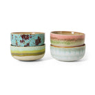 Vier handgemaakte kommen uit de HK Living 70s Ceramics Dessertkom Impression set, met kleurrijke, gelaagde glazuren in turquoise, bruin, geel, roze, groen en blauw-perfect als dessertkommen bij elke gelegenheid.