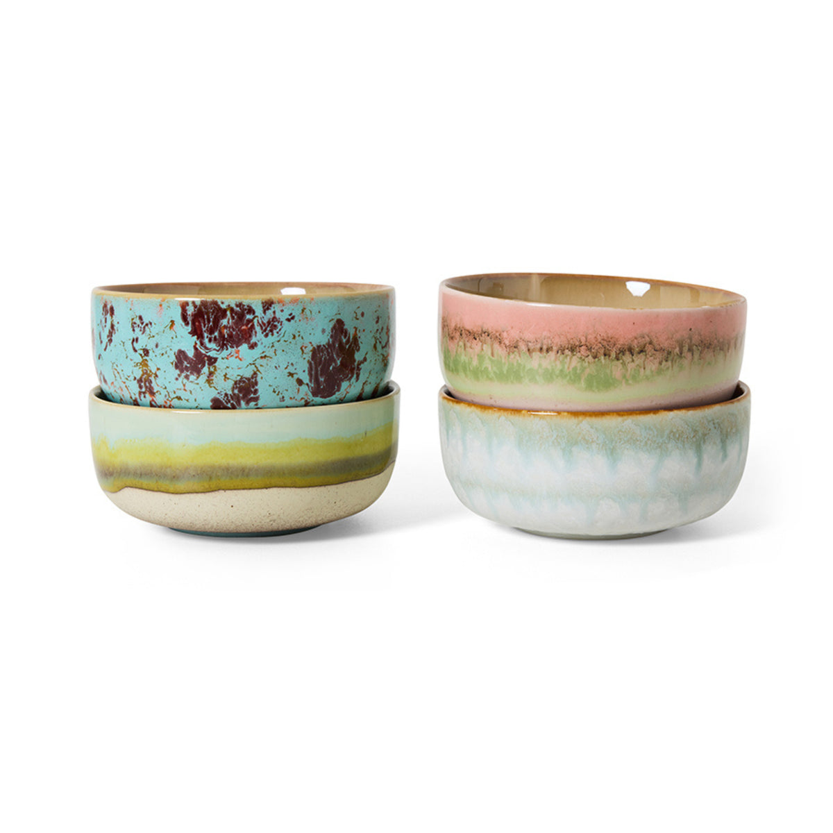 Vier handgemaakte kommen uit de HK Living 70s Ceramics Dessertkom Impression set, met kleurrijke, gelaagde glazuren in turquoise, bruin, geel, roze, groen en blauw-perfect als dessertkommen bij elke gelegenheid.