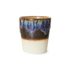 De HK Living 70s Ceramics Koffiekop Aurora heeft een witte basis, bruin midden en glanzend blauwpaars druipglazuur, geïnspireerd op retro design en gefotografeerd tegen een effen witte achtergrond.