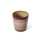 De HK Living 70s Ceramics Koffiekop Bloom heeft een gladde, ronde vorm met een glanzend kleurverloop van bruin, roze en beige tegen een effen witte achtergrond.