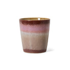 De HK Living 70s Ceramics Koffiekop Bloom is een glanzende beker van keramiek met een bruin, beige en roze kleurverloop - ideaal voor fans van retrostijl en het merk HK Living. Weergegeven op een effen witte achtergrond.