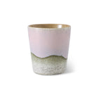 De HK Living 70s Ceramics Koffiekop Bramble is een handgemaakte beker met een gladde, glanzende afwerking en een pastelroze, groen en gebroken wit gradiënt ontwerp, afgebeeld tegen een effen witte achtergrond.