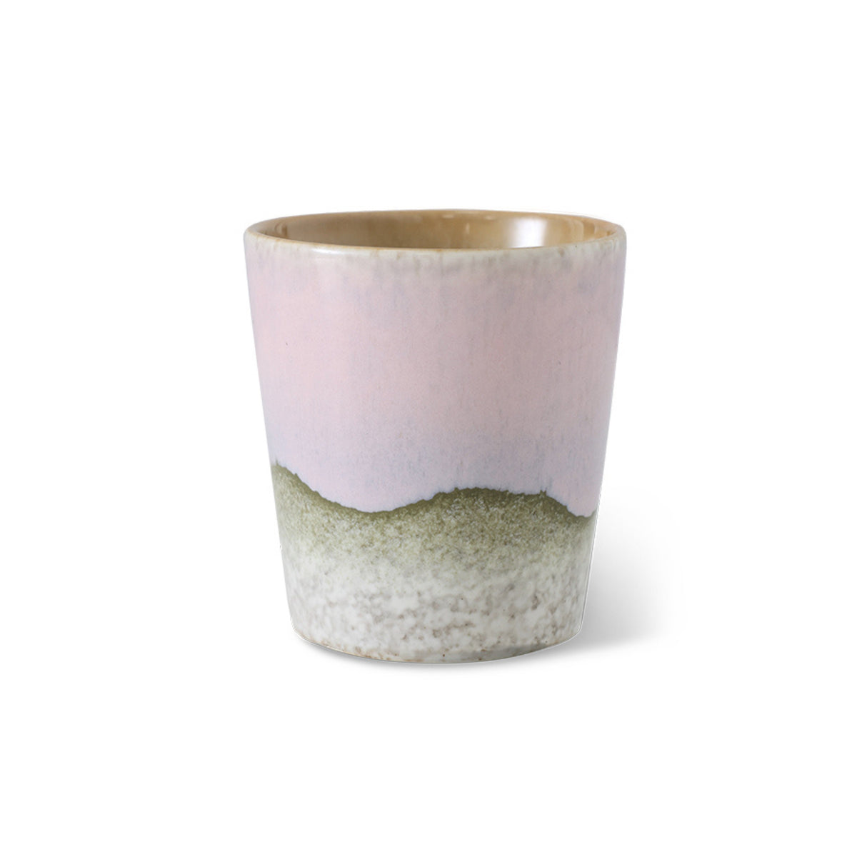 De HK Living 70s Ceramics Koffiekop Bramble is een handgemaakte beker met een gladde, glanzende afwerking en een pastelroze, groen en gebroken wit gradiënt ontwerp, afgebeeld tegen een effen witte achtergrond.