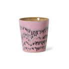 De HK Living 70s Ceramics Koffiekop Bubble is een handgemaakte koffiekop met een glanzend roze glazuur en unieke donkergrijze en zwarte druppels, afgebeeld op een effen witte achtergrond.