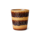 De HK Living 70s Ceramics Koffiekop Cliffs is een koffiekop in retro-stijl met een beige basis, twee donkerbruine structuurbanden, taps toelopende vorm en glanzende afwerking.