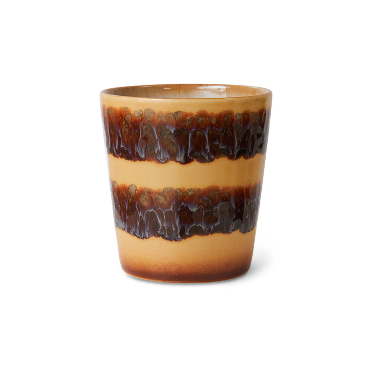 De HK Living 70s Ceramics Koffiekop Cliffs is een koffiekop in retro-stijl met een beige basis, twee donkerbruine structuurbanden, taps toelopende vorm en glanzende afwerking.