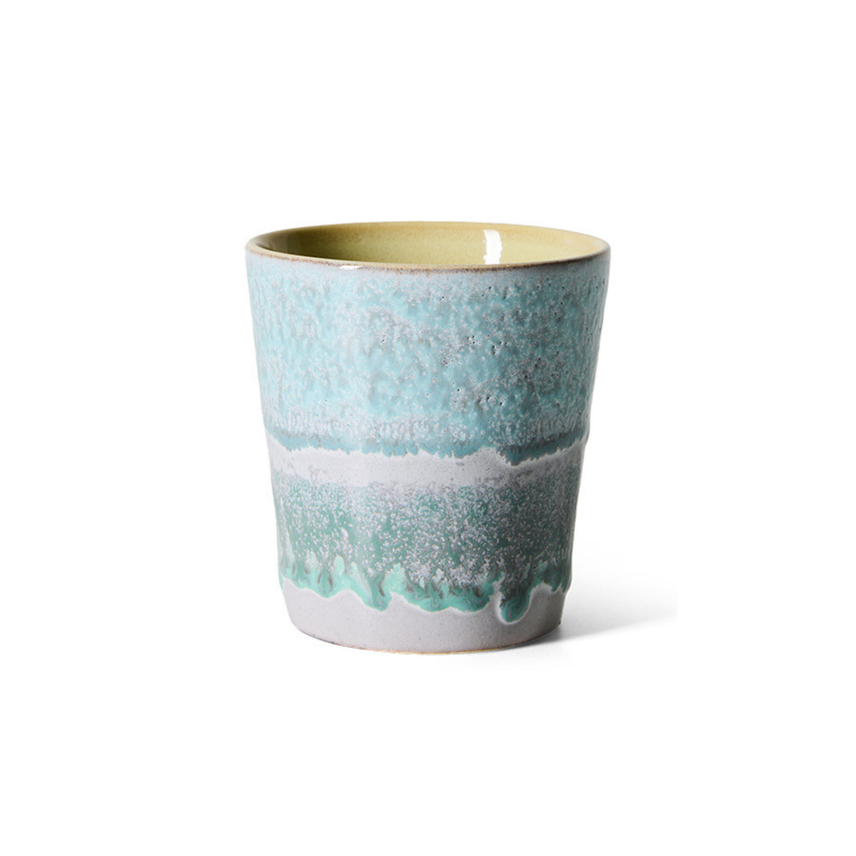 De HK Living 70s Ceramics Koffiekop River heeft een gestructureerd, reactief glazuur in lichtblauw, grijs en groen met een gelige binnenkant. Dit licht taps toelopende kopje van HK Living is afgebeeld tegen een effen witte achtergrond.