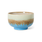 De HK Living 70s Ceramics Noodle Kom Azure D13 heeft een handgemaakt gradiënt ontwerp met een lichtbruine bovenkant, een bruin gestructureerd midden en een gladde blauwe onderkant, tegen een witte achtergrond.