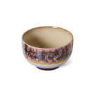 De HK Living 70s Ceramics Noodle Kom Blast D13 heeft een glanzende beige binnenkant en een buitenkant met structuur in roze, donkerpaarse en gele tinten, waarmee de retrostijl van HK Living tot uiting komt tegen een witte achtergrond.