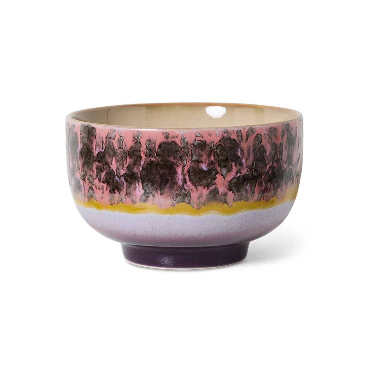 De HK Living 70s Ceramics Noodle Kom Blast D13 heeft een glanzend gemarmerd ontwerp in roze, paars en bruin met een gele rand – perfect voor noedels. Afgebeeld op een witte achtergrond.
