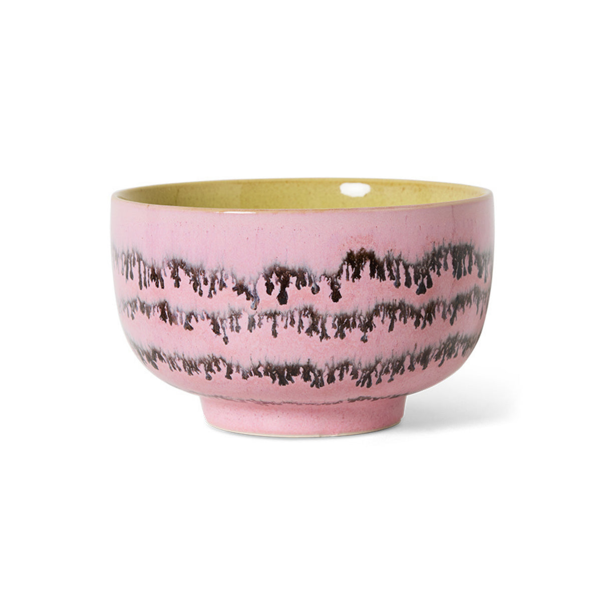 De HK Living 70s Ceramics Noodle Kom Bubble D13 heeft een roze glazuur met donkere golvende strepen, een contrasterende lichtgele binnenkant en een eenvoudig rond ontwerp met een kleine verhoogde basis.