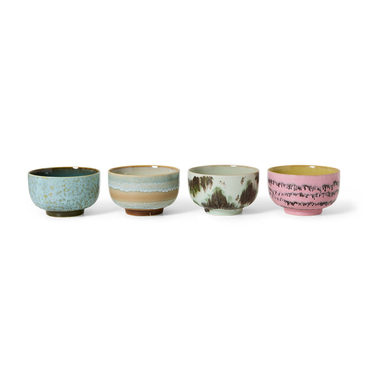Vier keramische noedelkommen op een rij, elk met unieke retro ontwerpen, van lichtblauwe spikkels tot roze met abstracte patronen - onderdeel van de HK Living 70s Ceramics Noodle Kom Dada D13 set van 4 door HK Living.