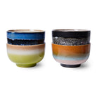 HK Living 70s Ceramics Noodle Kom Groovy D13 (set van 4) kommen hebben levendige glazuren in blauwe, groene, bruine, zwarte en oranje patronen op wit; hun gestapelde ontwerp is geïnspireerd op vintage jaren 70 keramiek.