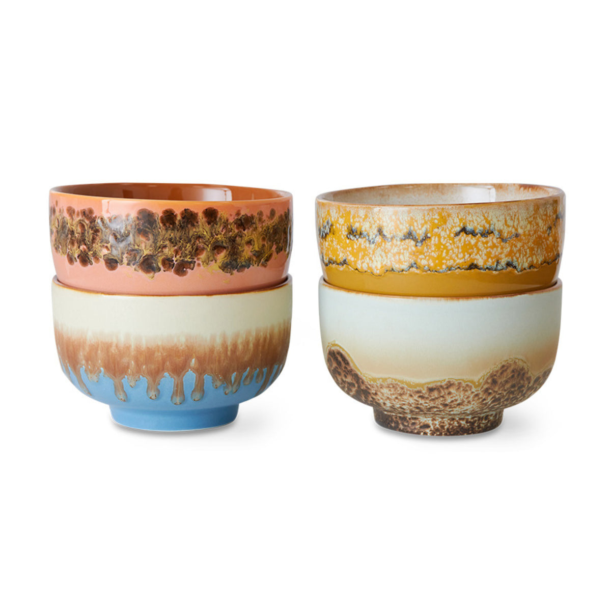 Vier HK Living 70s Ceramics Noodle Kom Seabreeze D13 kommen zijn per twee gestapeld, elk met unieke kleurrijke glazuurpatronen - roze, bruin, blauw, geel en crème - op een witte basis. Set van 4 door HK Living.