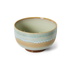 De HK Living 70s Ceramics Noodle Kom Skyline D13 heeft een gladde, glanzende afwerking met een lichtbeige en lichtblauw glazuur, een afgeronde vorm en wordt afgebeeld tegen een witte achtergrond.