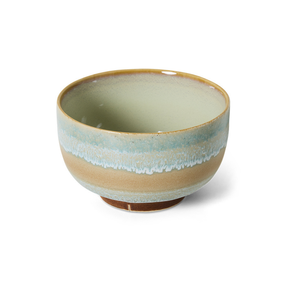 De HK Living 70s Ceramics Noodle Kom Skyline D13 heeft een gladde, glanzende afwerking met een lichtbeige en lichtblauw glazuur, een afgeronde vorm en wordt afgebeeld tegen een witte achtergrond.