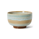 De HK Living 70s Ceramics Noodle Kom Skyline D13 heeft een brede opening en is voorzien van aardse bruine, beige en blauwe geglazuurde banden met een licht verhoogde voet op een witte achtergrond.