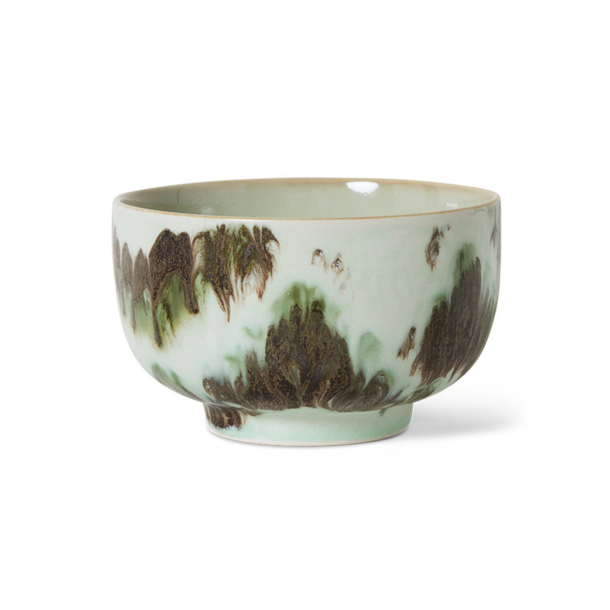 De HK Living 70s Ceramics Noodle Kom Tide D13 heeft een lichtgroen glazuur met bruine, getextureerde abstracte patronen, een gladde, ronde vorm en een korte, iets uitlopende voet die de kenmerkende jaren 70 stijl van het merk weerspiegelt.