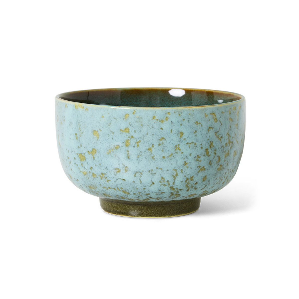 De HK Living 70s Ceramics Noodle Kom Verdigris D13 is een keramische kom met een ronde vorm en een verdigris-blauwgroen gespikkeld glazuur, die op een korte, ongeglazuurde voet staat en de retrostijl van de jaren ’70 weerspiegelt.