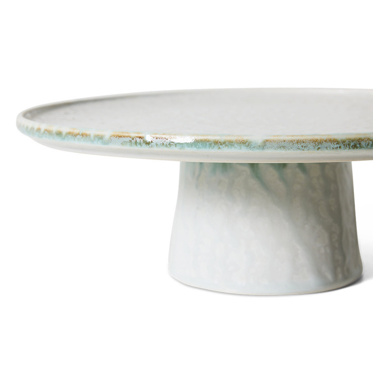 De HK Living 70s Ceramics Plateau/Taartschaal Smudge M heeft een brede, ronde bovenkant en stevige basis met een wit en lichtblauw gemarmerd glazuur dat wordt geaccentueerd door vleugjes bruin langs de rand.
