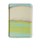 De HK Living 70s Ceramics Schaal Glint L is een rechthoekig dienblad van keramiek met afgeronde hoeken, met een beige, bruin, groen en blauw kleurverloop dat doet denken aan een abstract landschap.