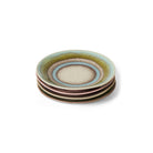 Een stapeltje van vier HK Living 70s Ceramics Schotel Koffiekop Doodle D11, met een gespikkeld patroon met aardgroene, bruine en blauwe tinten rond de rand, tegen een witte achtergrond.