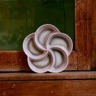 De HK Living 70s Ceramics Snack Schaal Muse heeft vijf bloembladvormige compartimenten in een bloemmotief en weerspiegelt de iconische stijl van de retro-collectie van het merk.