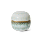 De HK Living 70s Ceramics Suikerpot Petal is een ronde suikerpot met deksel, met een glanzend lichtblauw en wit glazuur met bruine accenten en een gestructureerd, organisch oppervlak geïnspireerd op klassiek jaren 70 keramiek.
