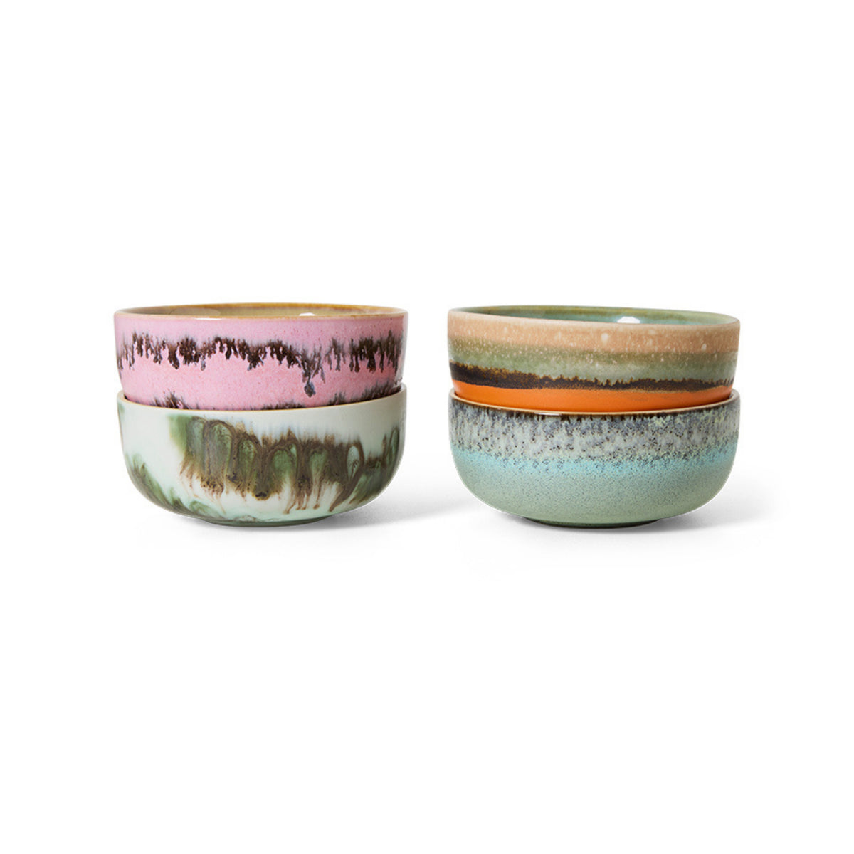 Vier HK Living 70s Ceramics Tapasschaaltje Renaissance kommen, gestapeld in paren met kleurrijke glazuurpatronen, elk met een uniek gedruppeld ontwerp.