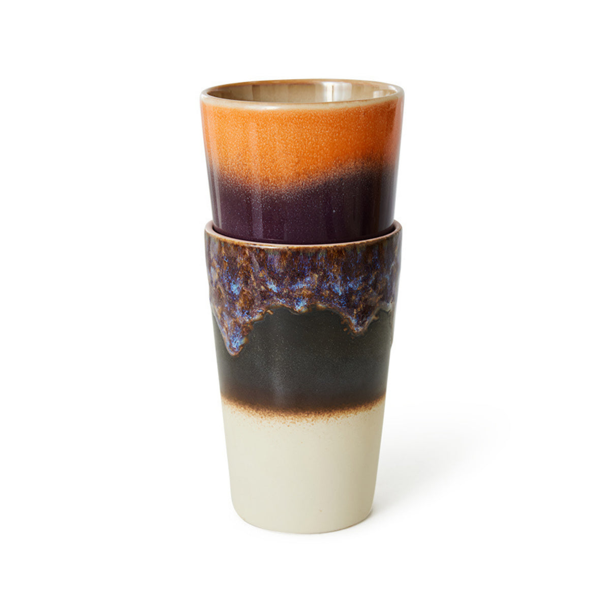 Twee HK Living 70s Ceramics Theekop Dusk kopjes gestapeld, elk met een uniek retro-geïnspireerd verloopglazuur in aardetinten oranje, paars, blauw, zwart en crème van HK Living, weergegeven op een witte achtergrond.