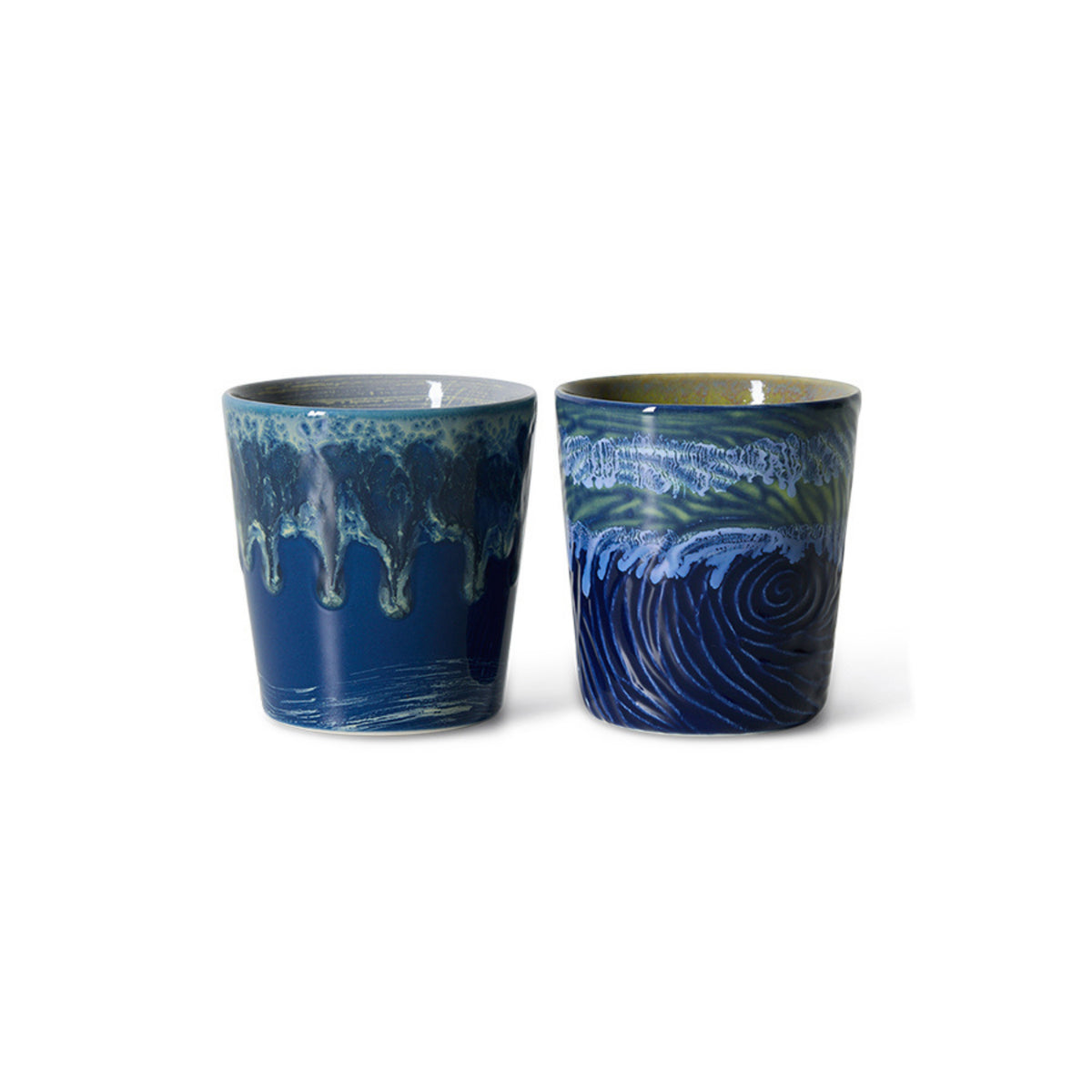 De HK Living 70s Ceramics Van Gogh Koffiekop Starry Night set bestaat uit twee glanzend blauwe kopjes: één met een retro druipend glazuur en één met wervelende, op Starry Night geïnspireerde patronen, beide in verschillende blauwtinten.
