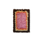 Het HK Living Fluffy Tapijt Downtown 180/120 is een rechthoekig shagtapijt met een roze midden, afgebiesd in oranje, geel en donkerbruin - een opvallend vloerkleed voor elke kamer. Merk: HK Living. Tegen een witte achtergrond.