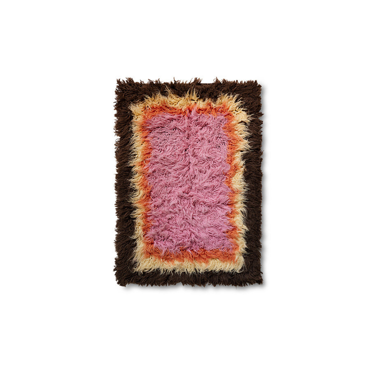Het HK Living Fluffy Tapijt Downtown 180/120 is een rechthoekig shagtapijt met een roze midden, afgebiesd in oranje, geel en donkerbruin - een opvallend vloerkleed voor elke kamer. Merk: HK Living. Tegen een witte achtergrond.