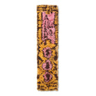 De HK Living Fluffy Tapijt South Beach 360/80 is een lang, smal vloerkleed met een gele en bruine basis en abstracte roze vormen in het midden, afgebeeld op een witte achtergrond.