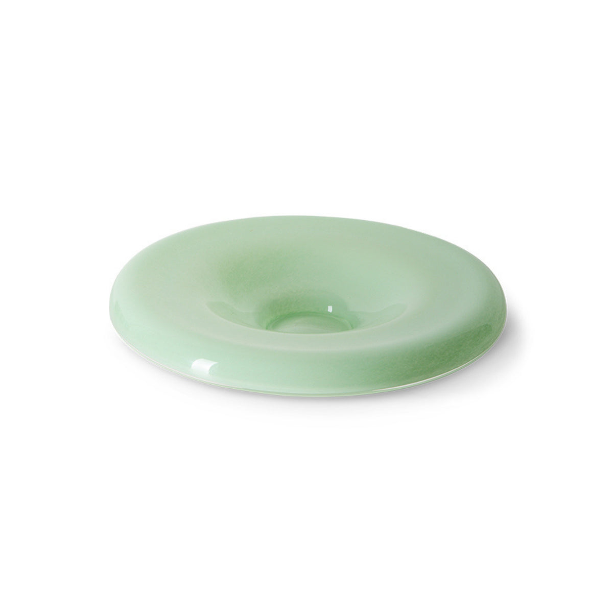 De HK Living Gallery Serveerschaal Mint D34 is een rond, ondiep bord van keramiek met een brede rand en een terugliggend midden, dat een stijlvol accent geeft aan elke omgeving. Prachtig gepresenteerd op een witte achtergrond.