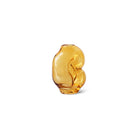 De HK Living Gleam Vaas Amber H18 is een kleine, abstracte vaas van amberkleurig glas met een organische, onregelmatige vorm tegen een effen witte achtergrond.