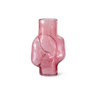 De HK Living Gleam Vaas Roze H32 heeft een asymmetrische, organische vorm en een glad glanzend oppervlak in transparant roze glas, dat prachtig afsteekt tegen een witte achtergrond.
