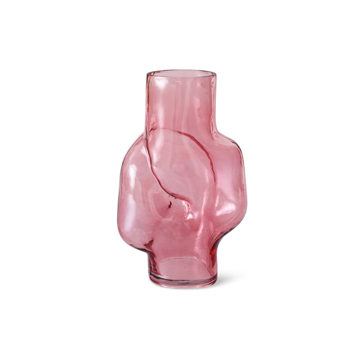 De HK Living Gleam Vaas Roze H32 heeft een asymmetrische, organische vorm en een glad glanzend oppervlak in transparant roze glas, dat prachtig afsteekt tegen een witte achtergrond.