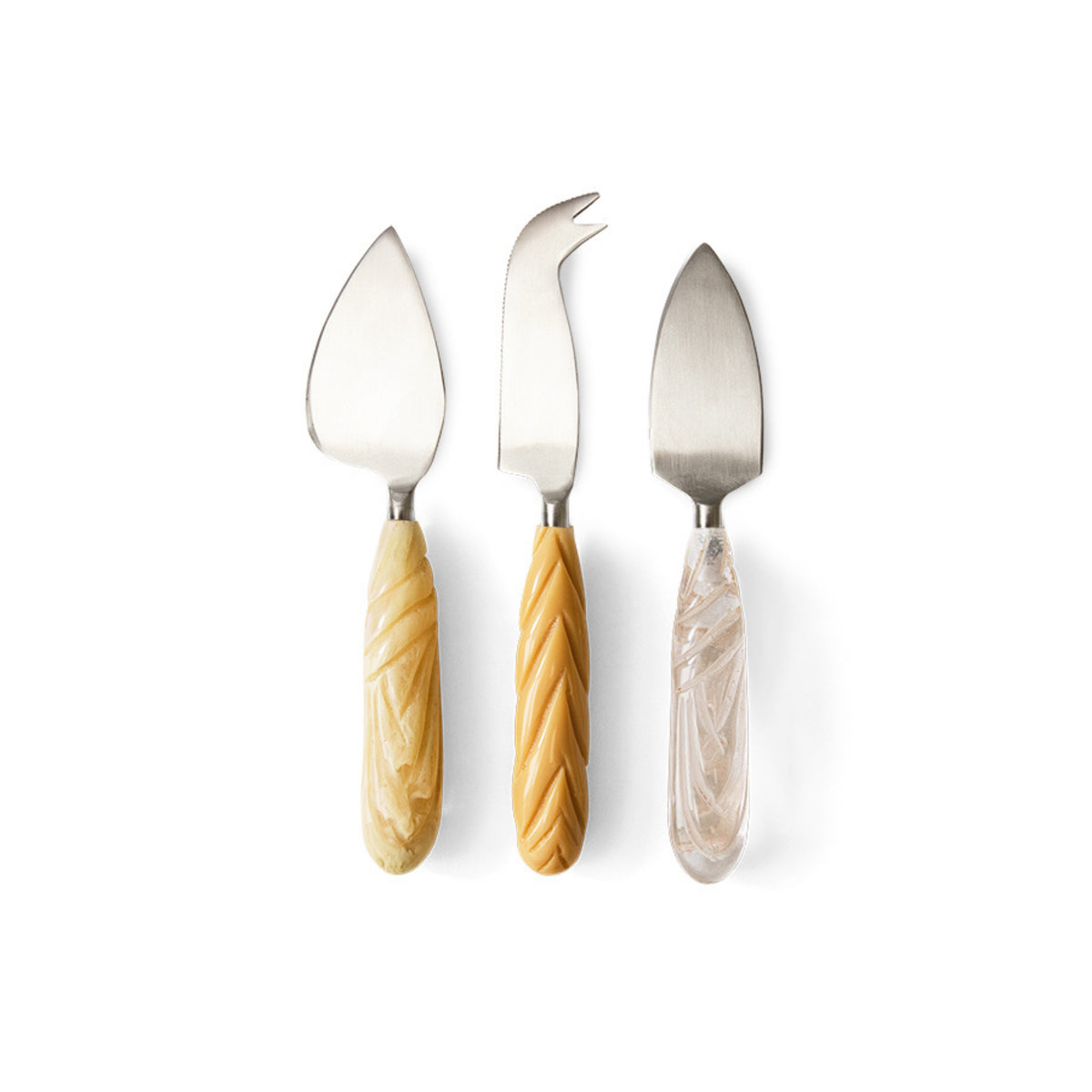 De HK Living Kaasmesjes Crème 3 st. set bestaat uit drie unieke kaasmessen met crèmekleurige, bruine en doorzichtige gebeeldhouwde handvatten - must-have kaas accessoires - naast elkaar op een witte achtergrond.