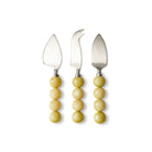 De HK Living Kaasmesjes Lemon 3 st. set bestaat uit drie kaasmessen met zilveren lemmeten en handvatten versierd met vier ronde, citroengele kralen - perfect gerangschikt op wit, een ideaal cadeau voor de kaasliefhebber.
