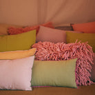 Het HK Living Kussen Mansion Lichtgroen 50/30 is een pastelkleurig sierkussen gemaakt van linnen en katoen, met een gladde textuur en dikke roze garenaccenten, perfect om te mixen met roze en gele kussens in je inrichting.