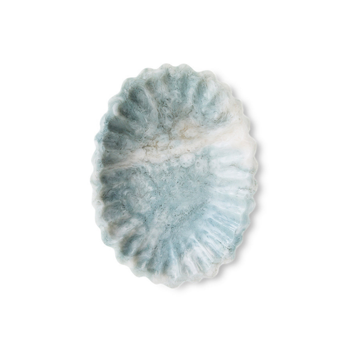 De HK Living New Classics Resin Schaal Lichtblauw is een ovaal resin bord met een gegolfde rand en een gemarmerd blauw-wit patroon dat doet denken aan een moderne inrichting, van bovenaf afgebeeld op een witte achtergrond.