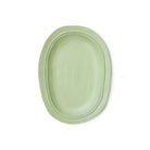 De HK Living New Classics Schaal Muntgroen L is een ovale, lichtgroene schaal van keramiek met een subtiel onregelmatige rand, onderdeel van de HK Living collectie en weergegeven op een effen witte achtergrond.