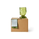 Een set van vier HK Living Nienke Sikkema-wijnglazen in de kleur Emerald Groen, met een uniek groen ontwerp, staat op een bruine doos waarop het product en het merk staan vermeld, met daarbovenop een handgeschreven briefje dat een van de vier glazen gedeeltelijk bedekt, tegen een witte achtergrond.