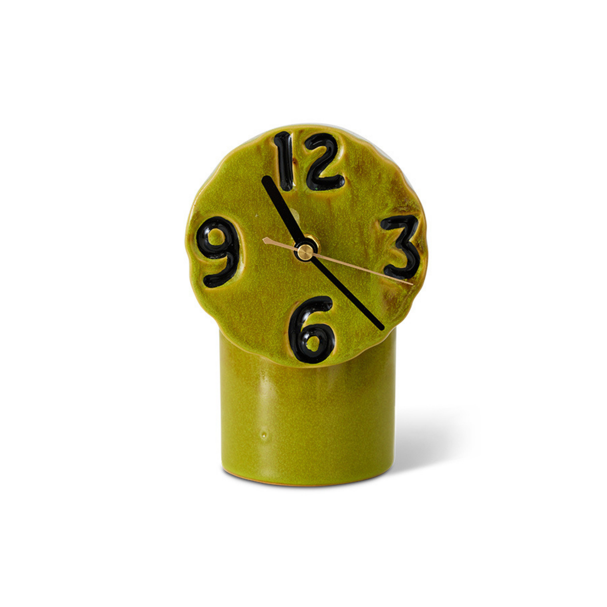 De HK Living Retro Klok Olijfgroen heeft een onregelmatige, golvende keramische wijzerplaat in olijfgroen, opvallende zwarte cijfers en gouden wijzers, waardoor hij elke kamer een speelse retro-uitstraling geeft.
