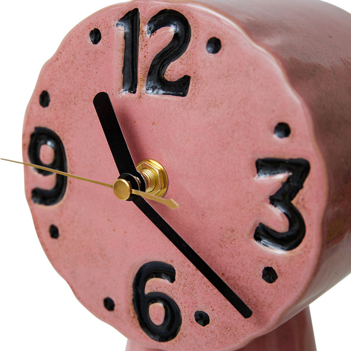Close-up van de HK Living Retro Klok Roze, een handgemaakte roze keramische klok van HK Living met opvallende zwarte cijfers en een gouden midden. De wijzers wijzen naar 9:00 uur, wat de gestructureerde afwerking en de retro-charme extra benadrukt.