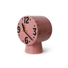 De HK Living Retro Klok Roze heeft een roze keramische behuizing, opvallende zwarte cijfers, grillige randen en een korte, brede voet. De zwart-gouden wijzers versterken de retro-uitstraling van deze opvallende HK Living-klok.
